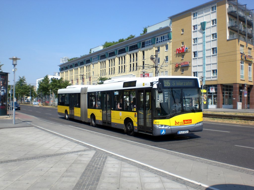 Solaris Urbino auf der Linie 195 nach S-Bahnhof Marzahn am U-Bahnhof Hellersdorf.