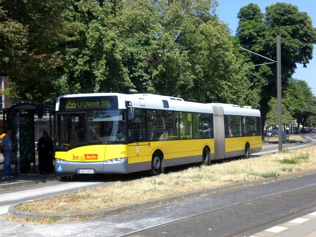 Solaris Urbino auf der Linie 255 nach U-Bahnhof Osloer Strae an der Haltestelle Rathaus Pankow.