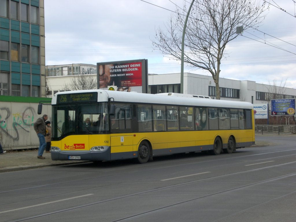 Solaris Urbino auf der Linie 256 nach S+U Bahnhof Lichtenberg am Betriebshof Lichtenberg.