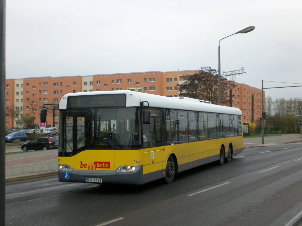 Solaris Urbino auf der Linie 256 nach Siedlung Wartenberg an der Haltestelle Hohenschnhausen Prerower Platz.