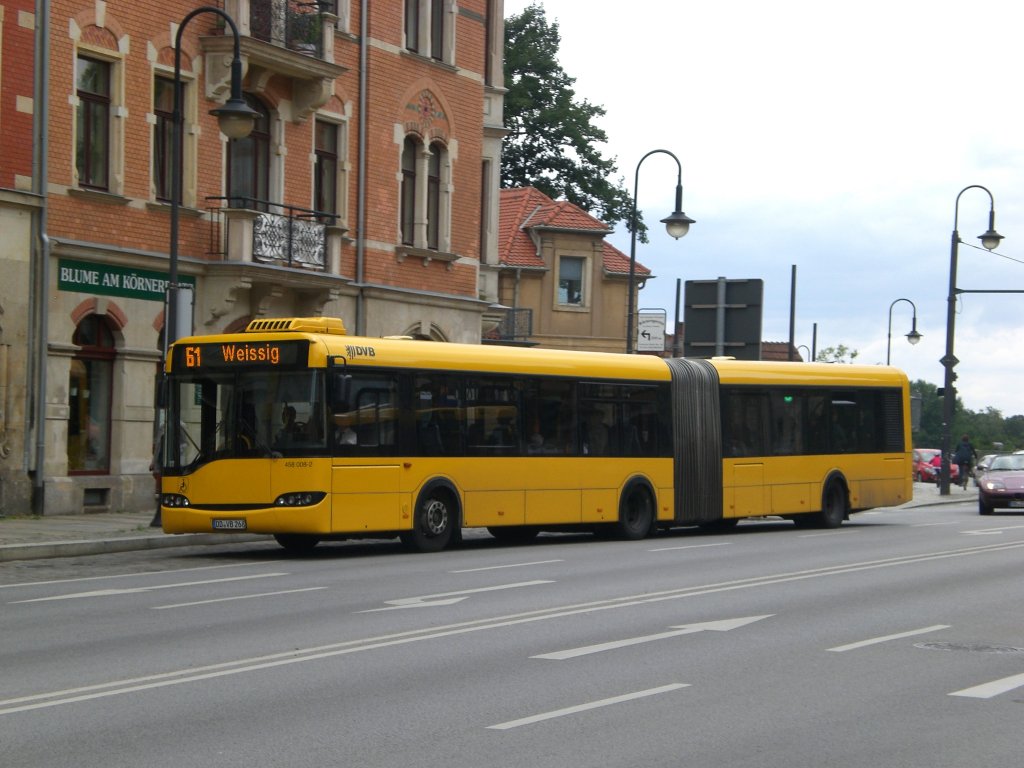 Solaris Urbino auf der Linie 61 nach Weiig Einkaufszentrum an der Haltestelle Loschwitz Krnerplatz.(23.7.2011)