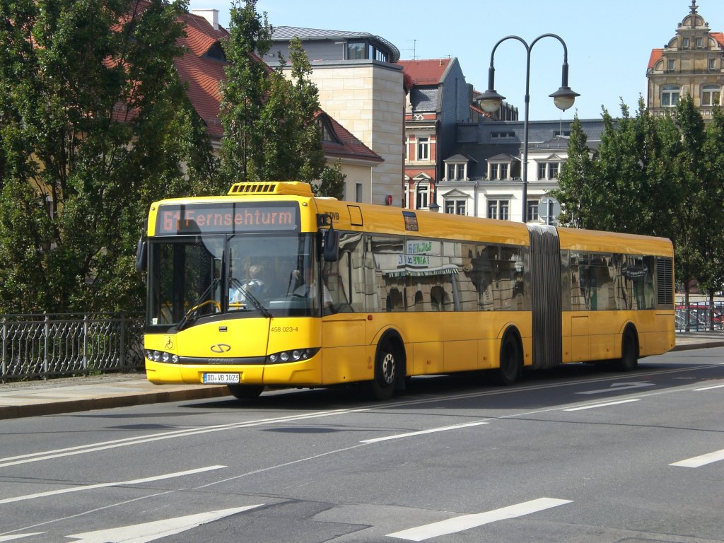 Solaris Urbino auf der Linie 61 nach Loschwitz Fernsehturm an der Haltestelle Blasewitz Schillerplatz.(24.7.2011)