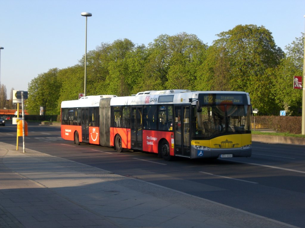 Solaris Urbino auf der Linie M32 nach Staaken Dberitzer Weg am S+U Bahnhof Rathaus Spandau.