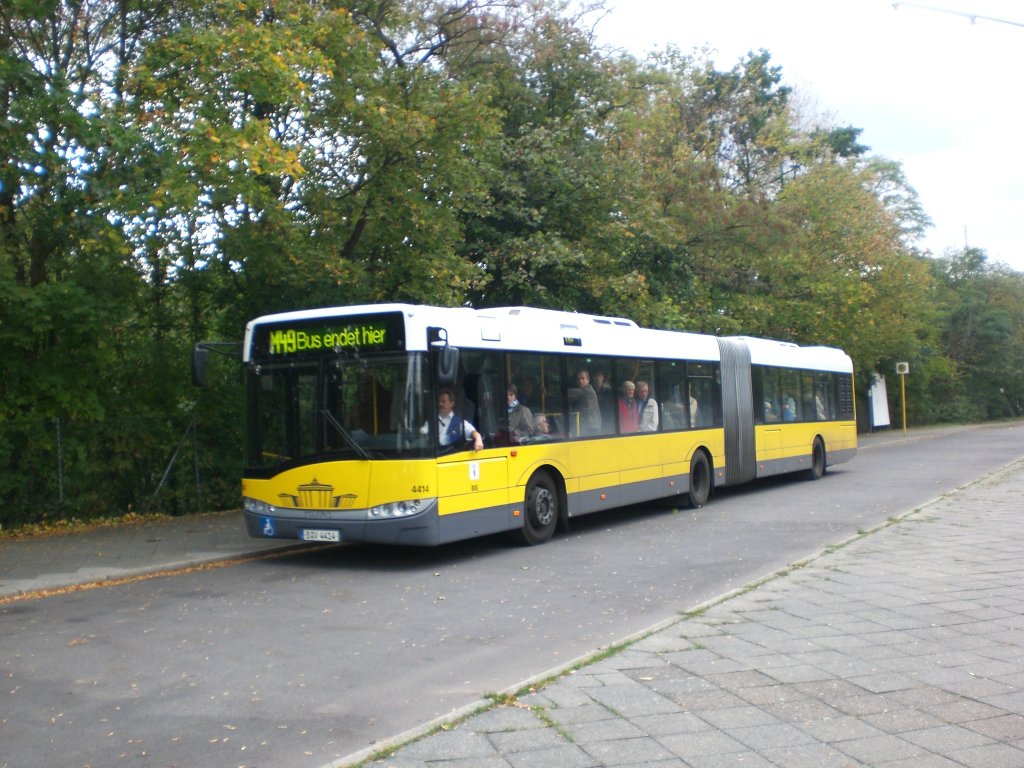 Solaris Urbino auf der Linie M49 am S-Bahnhof Olympiastadion.