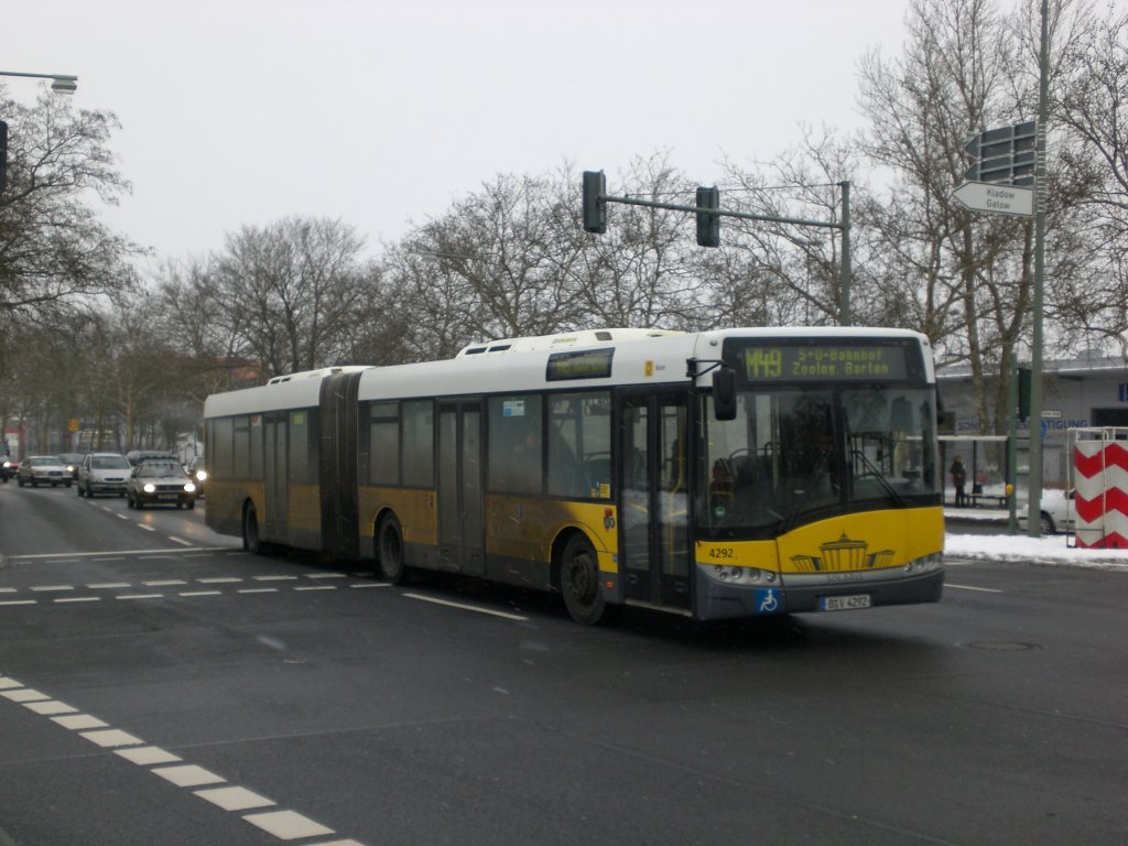 Solaris Urbino auf der Linie M49 nach S+U Bahnhof Zoologischer Garten an der Haltestelle Spandau Gatower Strae/Heerstrae.