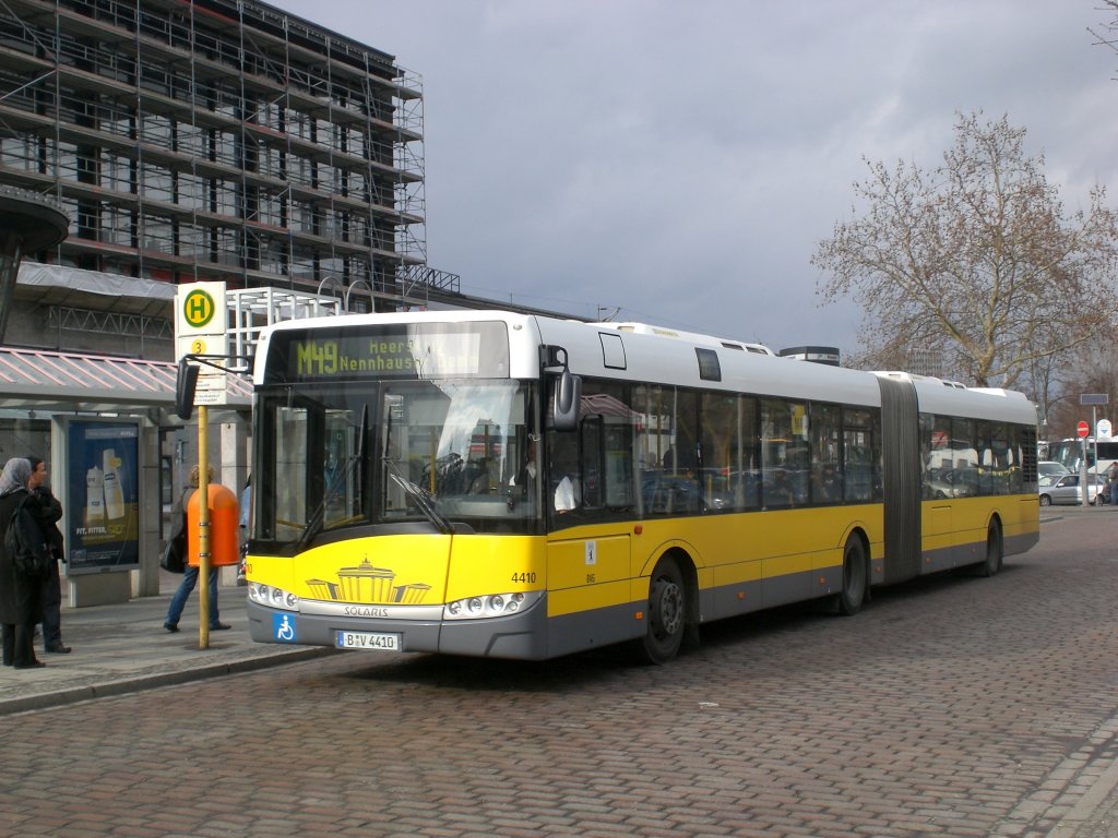 Solaris Urbino auf der Linie M49 nach Staaken Heerstrae/Nennhauser Damm am S+U Bahnhof Zoologischer Garten.