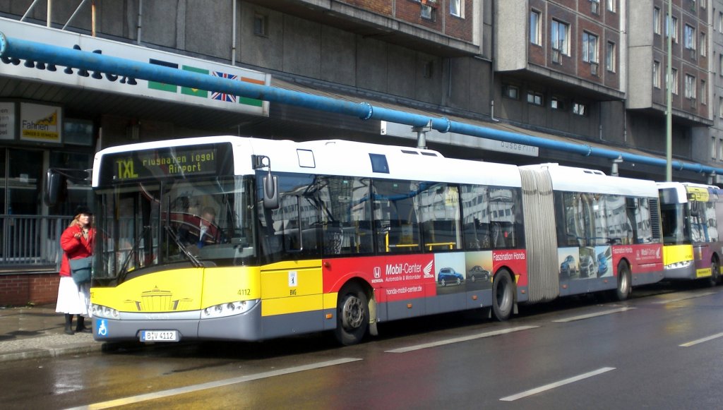 Solaris Urbino auf der Linie TXL nach Flughafen Tegel am S+U Bahnhof Alexanderplatz.
