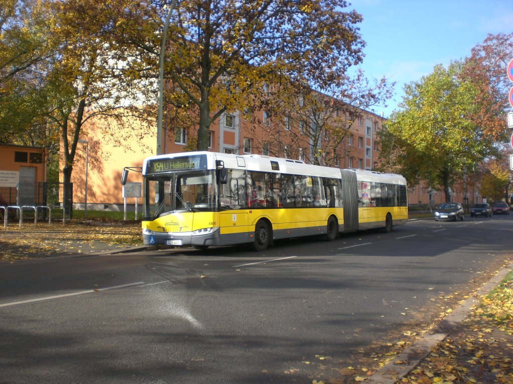 Solaris Urbino auf der Linie X54 nach U-Bahnhof Hellersdorf an der Haltestelle Weiensee Pasedagplatz.