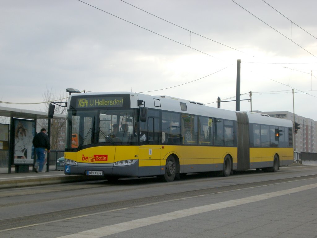 Solaris Urbino auf der Linie X54 nach U-Bahnhof Hellersdorf am S-Bahnhof Hohenschnhausen.