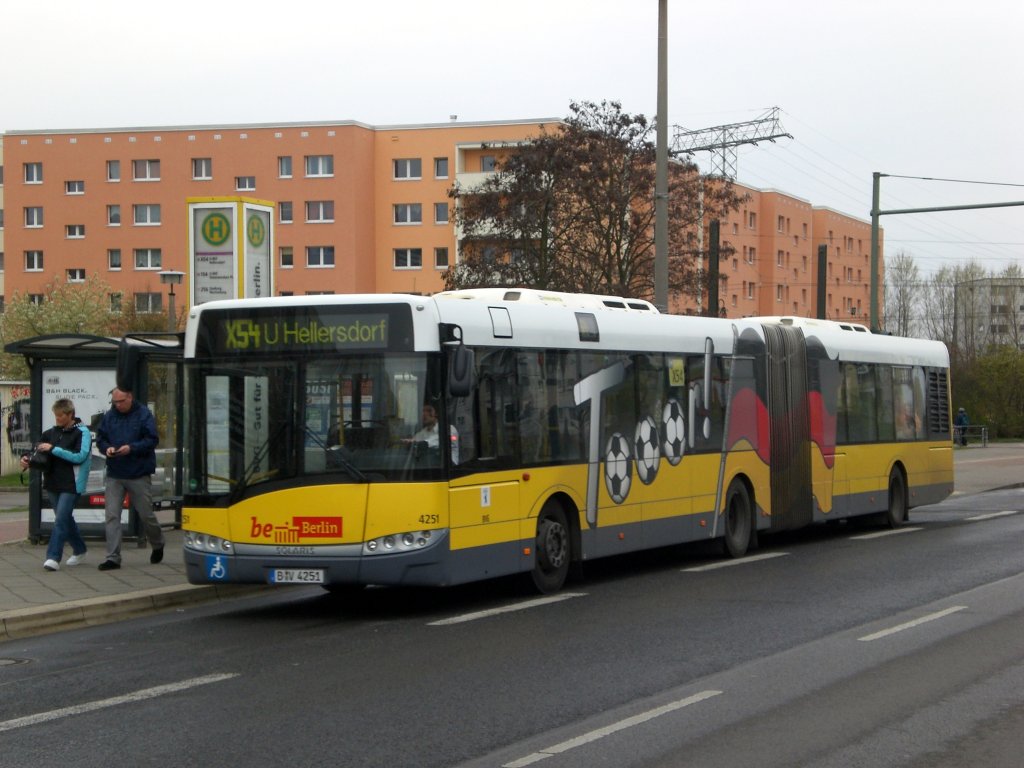 Solaris Urbino auf der Linie X54 nach U-Bahnhof Hellersdorf an der Haltestelle Hohenschnhausen Prerower Platz.