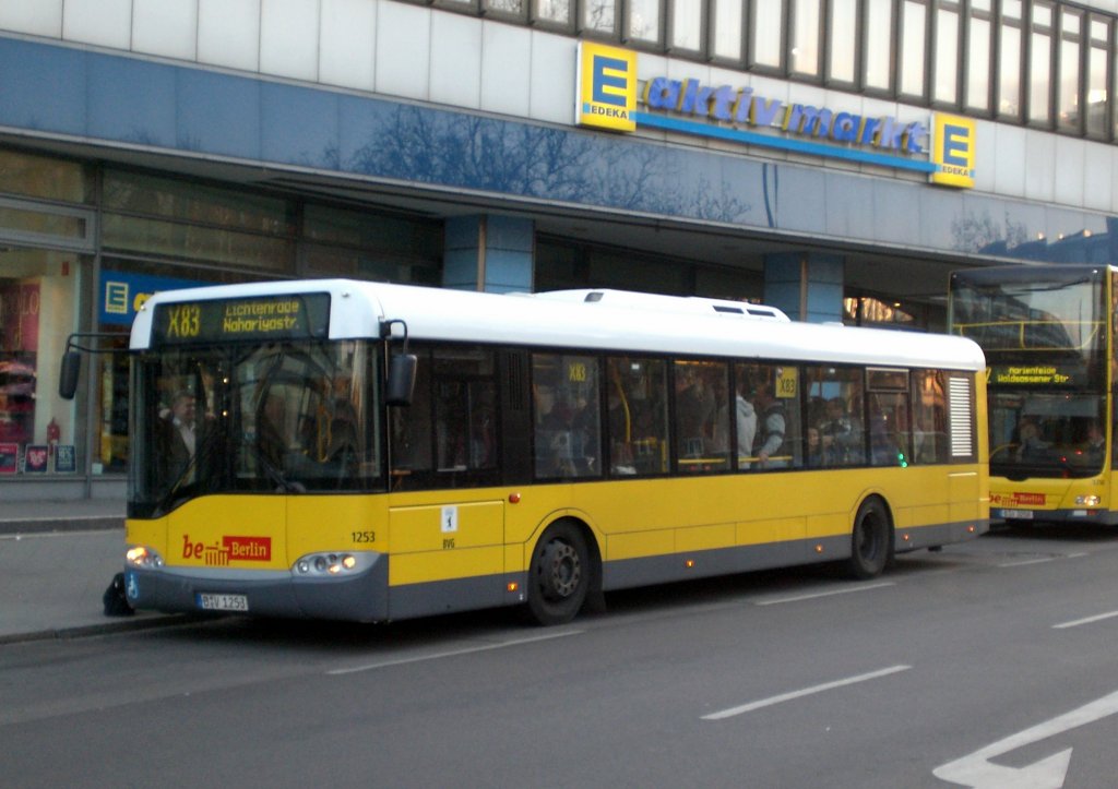 Solaris Urbino auf der Linie X83 nach Lichtenrade Nahariyastrae am S+U Bahnhof Rathaus Steglitz.