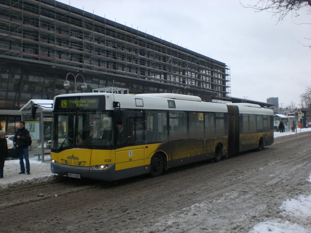 Solaris Urbino auf der Linie X9 nach Flughafen Tegel am S+U Bahnhof
