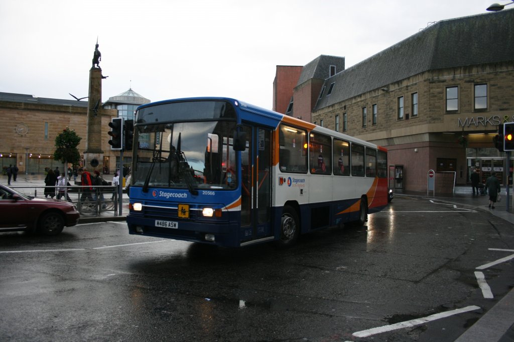 Sowohl im berland- als auch im Stadtverkehr ist Stagecoach in den Schottischen Highlands allgegenwrtig. Wagen 20586, ein Volvo/Alexander B10M-55, konnte ich am 6.10.2009 im Stadtverkehr Inverness nahe des Bahnhofs ablichten.