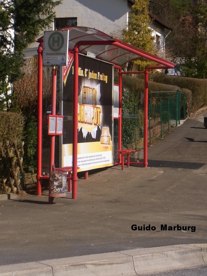 Stadt Marburg, Bushaltestelle Damaschkeweg Richtung Hauptbahnhof.