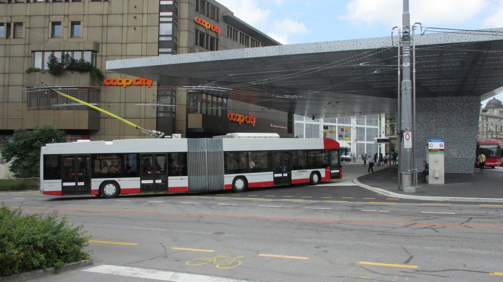 Stadtbus Nr. 103 erreicht den neuen Bahnhofplatz am 8.7.2013 auf der Sdseite.