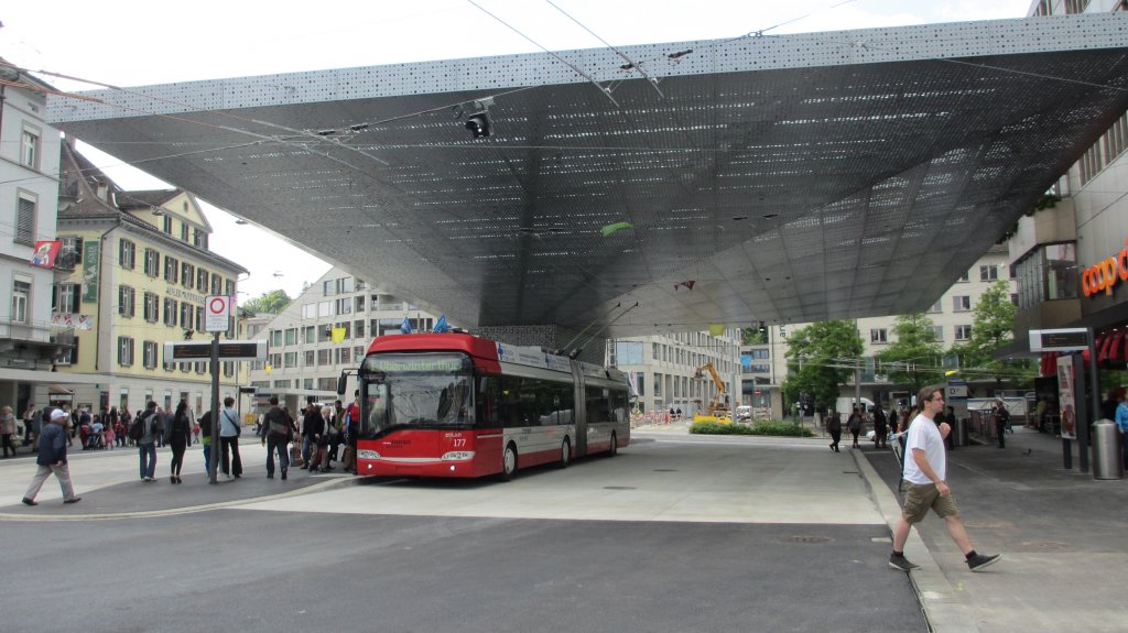 Stadtbus Nr. 177 am 1. Betriebstag (28.6.2013) unter dem neuen Pilzdach des umgebauten Bahnhofplatzes, Nordseite.
