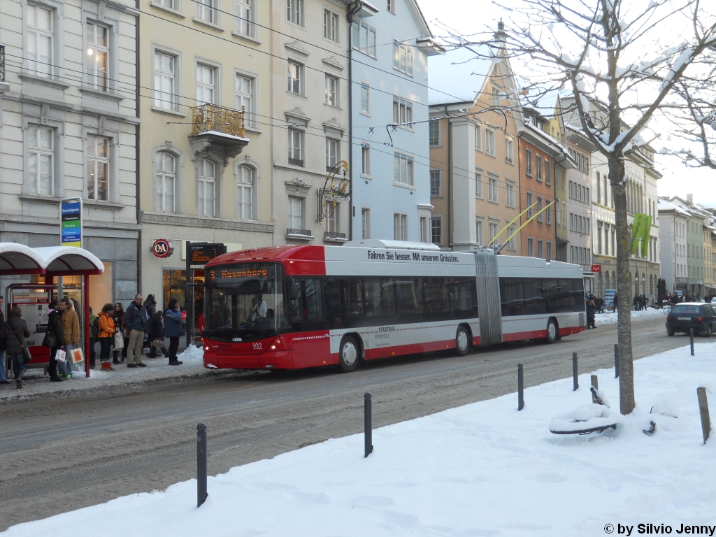 Stadtbus Winterthur Nr. 102 (Hess Swisstrolley 3 BGT-N1C) am 18.12.2010 bei der Schmidgasse.