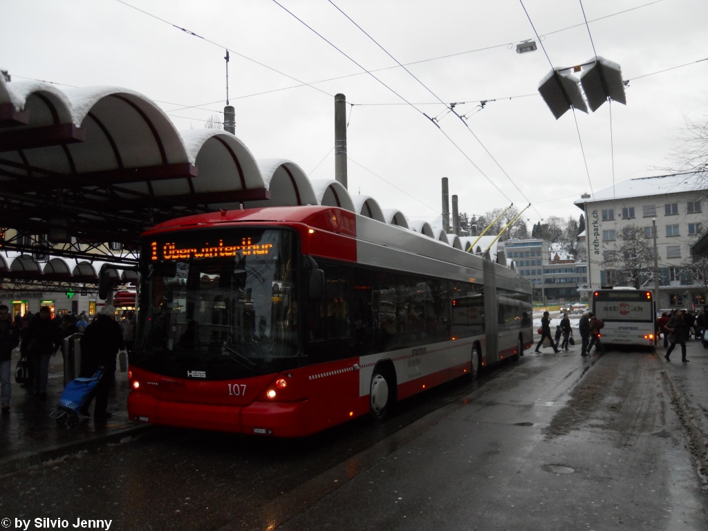 Stadtbus Winterthur Nr. 107 (Hess Swisstrolley 3 BGT-N1C) am 19.12.2010 beim Hauptbahnhof. Durch den Sonntagsverkauf der jeweils am 3. und 4. Adventssonntag in Winterthur stattfindet, war auch dementsprechend Volk am Hauptbahnhof unterwegs.