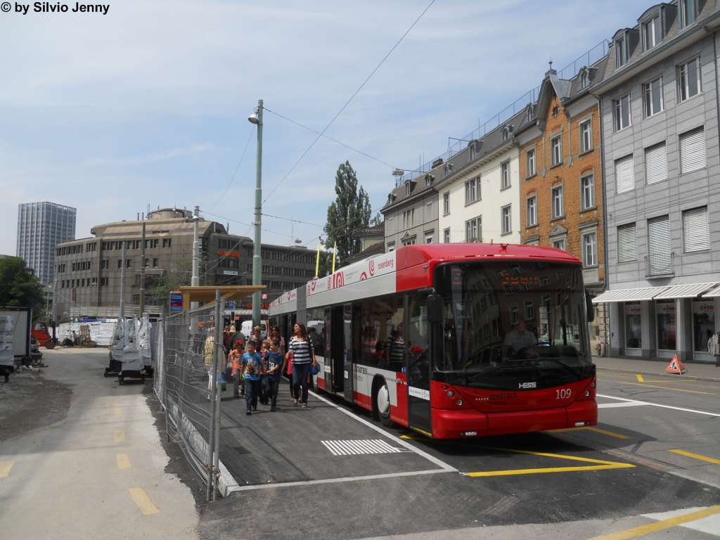 Stadtbus Winterthur Nr. 109 (Hess Swisstrolley 3 BGT-N1C) am 4.7.2012 bei der Haltestelle Technikumstrasse/HB. Diese Haltestelle wurde bis 1995 von der Linie 4 benutzt, als deren Rundkurs noch in beide Richtungen fhrte. Seither wurde diese Haltekante fr dienstliche Zwecke (Abstellen von Fahrzeugen etc.) gebraucht. Mit dem Umbau des Bahnhofplatzes, wo die Linie 1 und 2 zusammen gelegt wurde, wird diese Haltebucht wieder kommerziell benutzt.