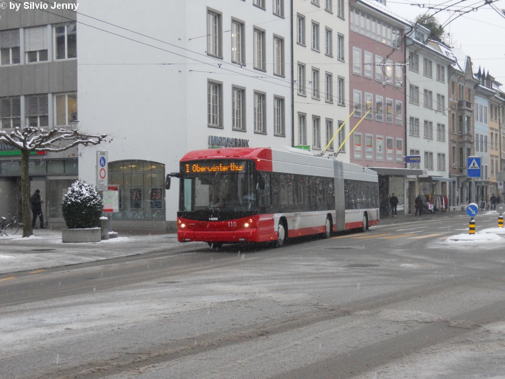 Stadtbus Winterthur Nr. 110 (Hess Swisstrolley 3 BGT-N1C) am 28.12.2010 beim Stadthaus. Mit der Lieferung des Swisstrolley 110 ist die Hess Lieferung knapp bei der Hlfte angelangt.