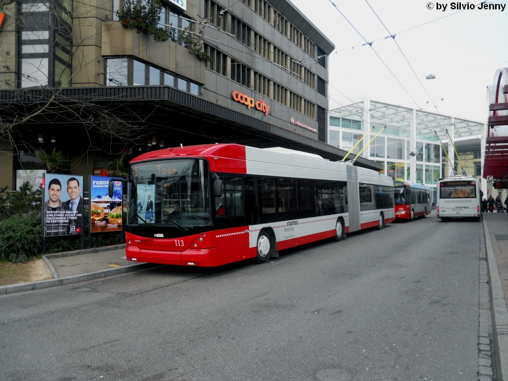 Stadtbus Winterthur Nr. 113 + 102 am 6.3.2011 beim Hauptbahnhof. Aktuell sind 20 von 21 neuen Hess-Trolleys abgelifert. Sie bilden nun 2/3 der Winterthurer-Trolleybusflotte. Daher ist die Ausbeute beim Hess-Fotografieren sehr hoch...