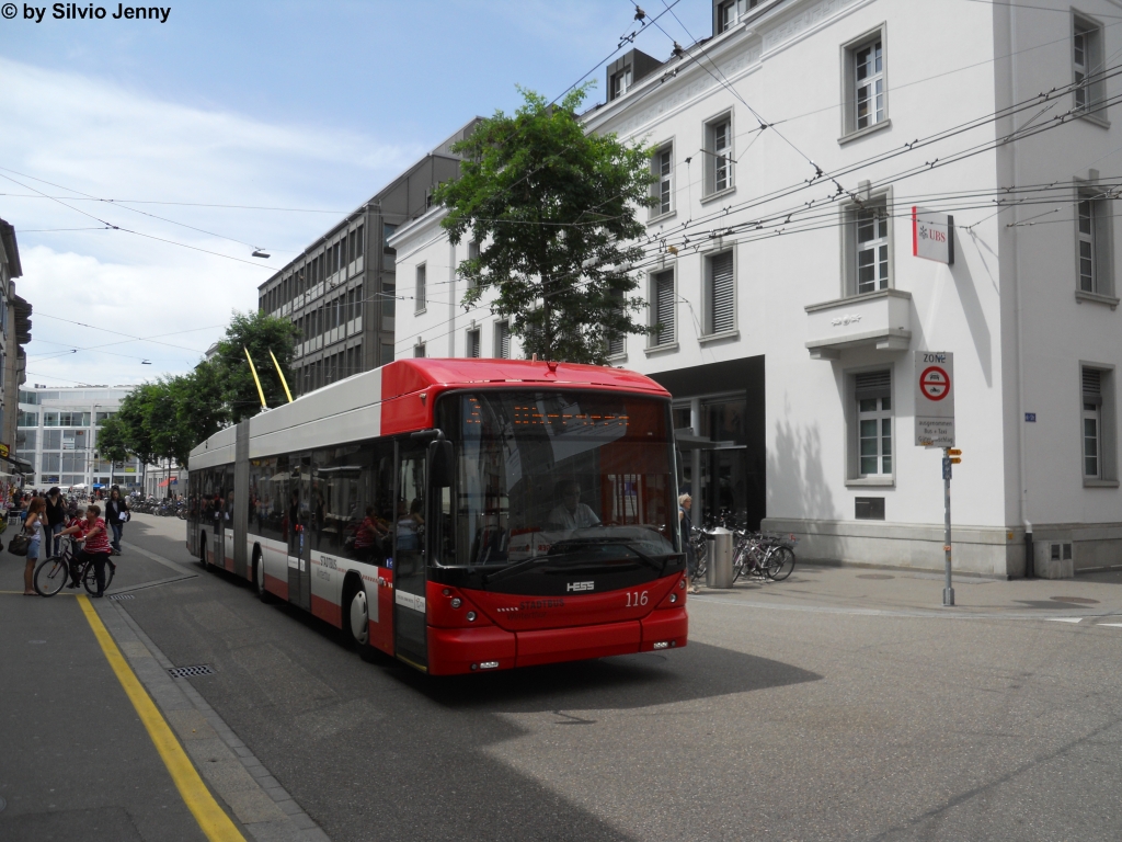 Stadtbus Winterthur Nr. 116 (Hess Swisstrolley 3 BGT-N1C) am 18.7.2012 zwischen dem Hauptbahnhof und der Schmidgasse unterwegs nach Oberseen, auf der jenigen Linienfhrung, wie sie die Linie 6 bis 2006 befuhr.