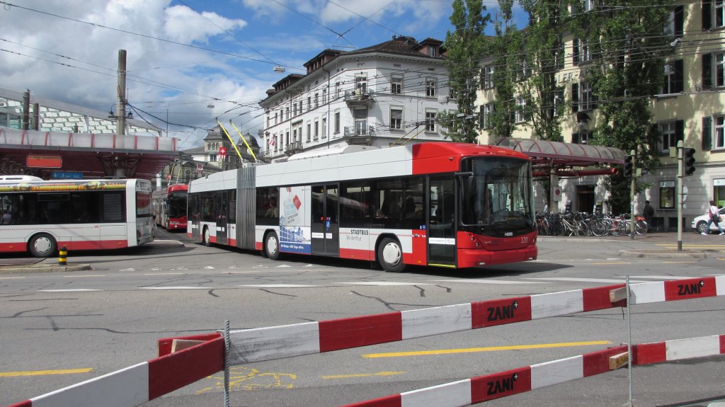 Stadtbus Winterthur Nr. 120 verlsst am 11.6.2012 den Bahnhofplatz Sd.