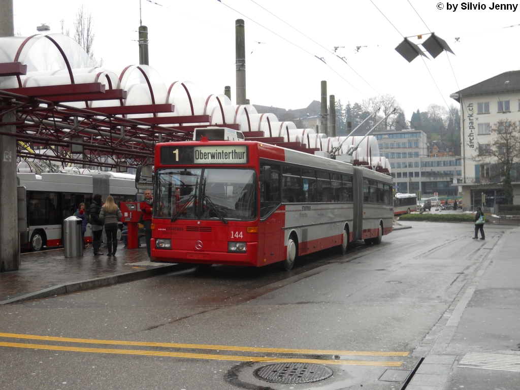 Stadtbus Winterthur Nr. 144 (Mercedes O405GTZ) am 22.12.2010 beim Hauptbahnhof whrend gleichzeitig der Chauffeuren Wechsel stattfindet.