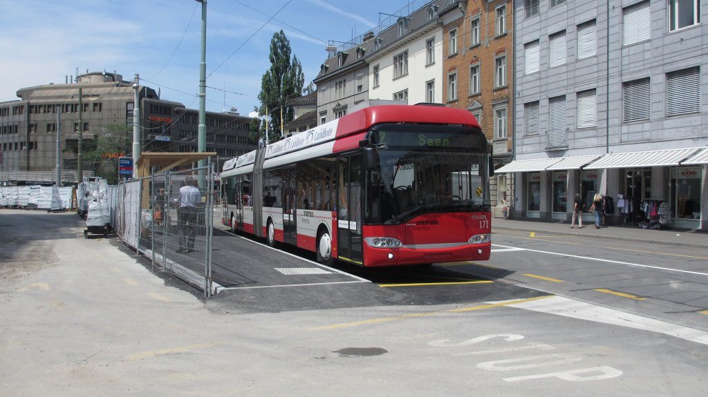 Stadtbus Winterthur Nr. 171 am 5.7.2012 an der neuen Haltekante Technikumstrasse / HB. Auf der Linie 1 von Tss angekommen hat die Anzeige soeben auf die Linie 2 nach Seen gewechselt.