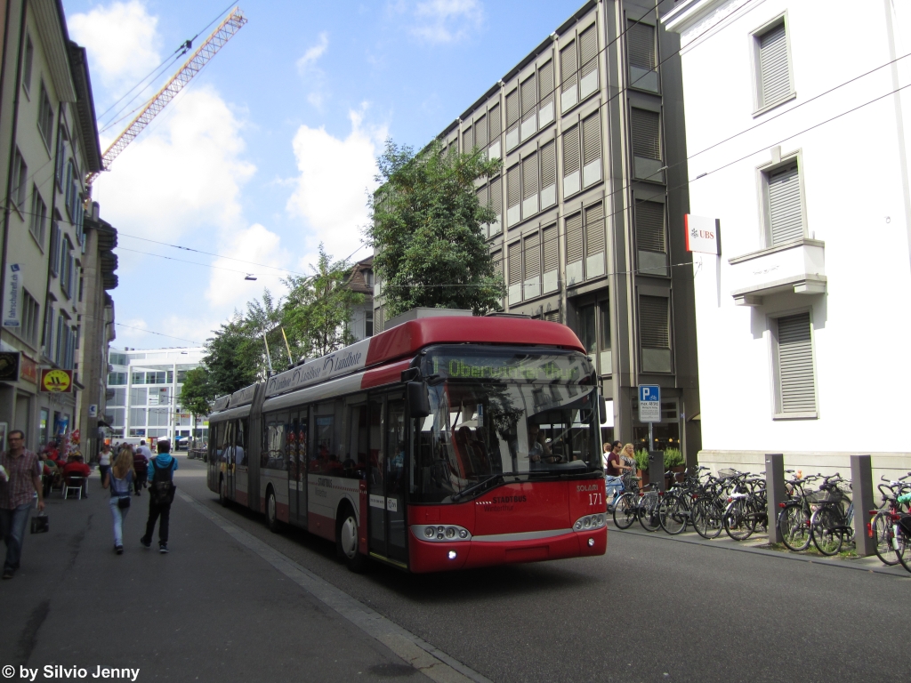 Stadtbus Winterthur Nr. 171 (Solaris Trollino 18) am 25.8.2012 zwischen dem Hauptbahnhof und der Schmidgasse.