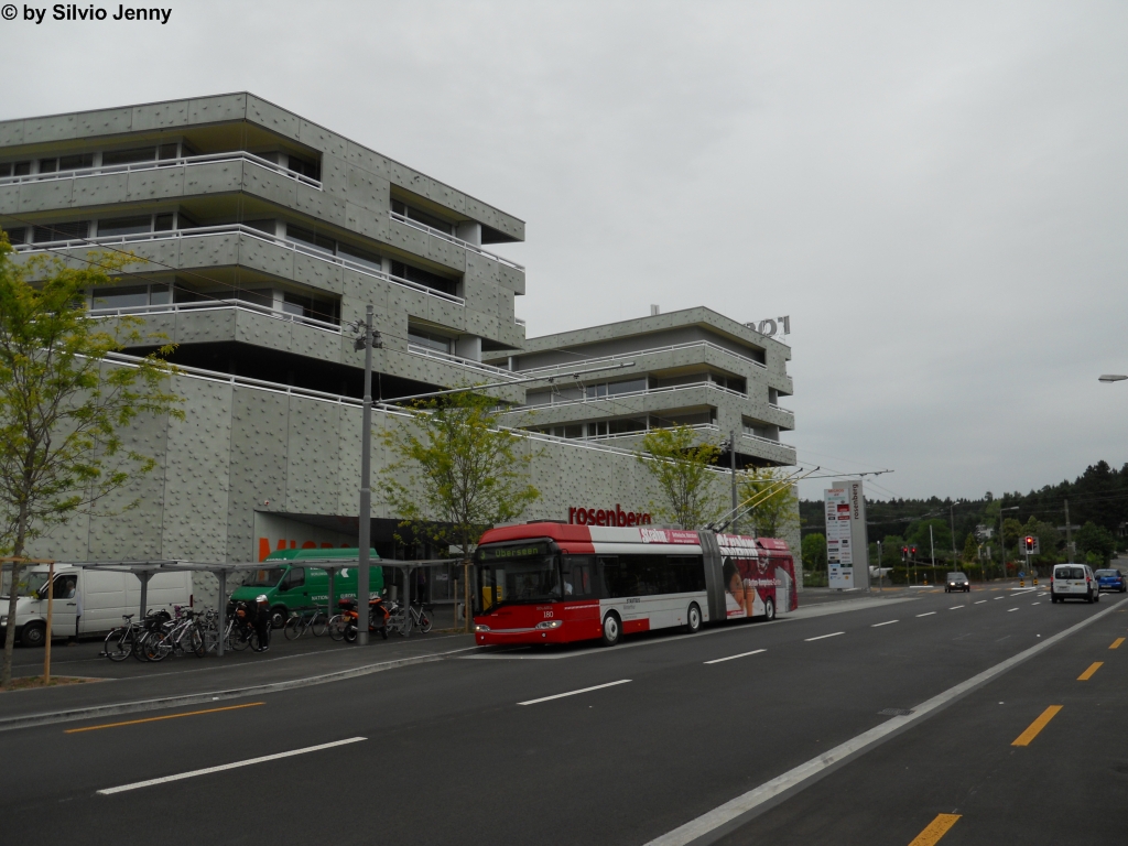 Stadtbus Winterthur Nr. 180 ''Strahm'' (Solaris Trollino 18) am 8.6.2011 vor dem neugebauten Einkaufszentrum, um dass seit Mrz die Busse der Linie 3 wenden.