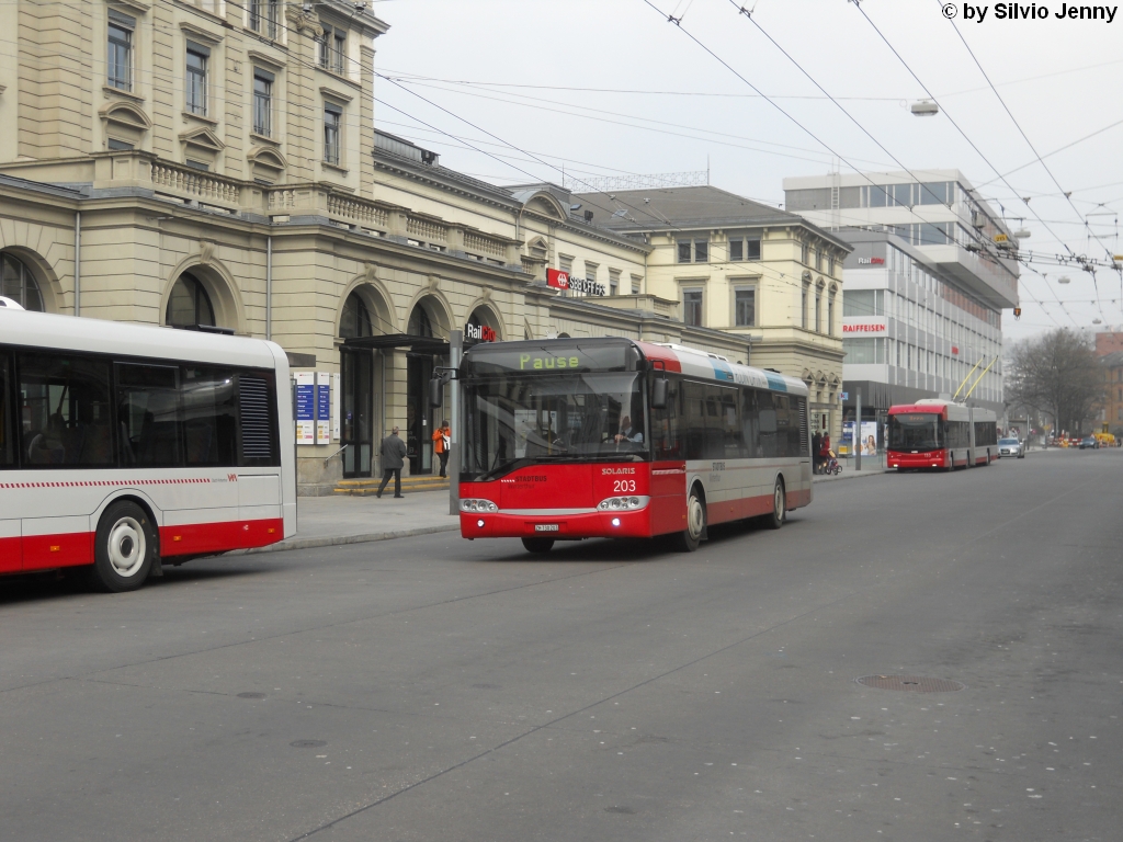 Stadtbus Winterthur Nr. 203 (Solaris Urbino 12) am 6.3.2011 beim Hauptbahnhof. Seit Anfang des Jahres 2011 werden die SolarisII mit externen Tagfahrlichtern ausgerstet, nachdem dies im Jahre 2009 bereits an den SolarisIII vorgenommen wurde.
