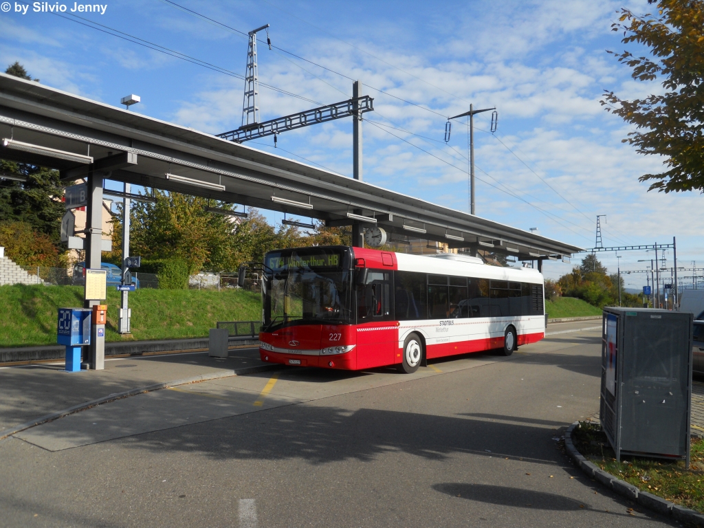 Stadtbus Winterthur Nr. 227 (Solaris Urbino 12) am 26.10.2011 beim Bhf. Seuzach, den seit Mrz 2011 erstmals auch von Winterthurer Bussen angefahren wird. Diese Linie wird grsstenteils von der Migros finanziert, da dies Bestandteil der Baubewilligung fr den Neubau des Einkaufszenturm Rosenberg war.