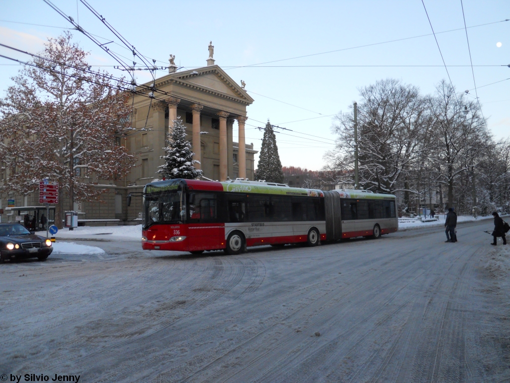 Stadtbus Winterthur Nr. 336 (Solaris Urbino 18) am 18.12.2010 bei der Haltestelle Stadthaus, vor dem gleichnamigen Gebude des Archidekten Gottfried Semper, der ebenfalls die Dresdener Semper-Operbauen liess.