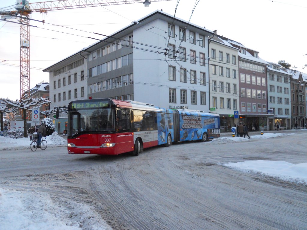 Stadtbus Winterthur Nr. 337 ''Saturn'' (Solaris Urbino 18) am 18.12.2010 beim Stadthaus. Kurz vor den Weihnachten, wenn die Leute im Weihnachtsstress sind, sind auch die Busse dementsprechend gefllt. Auf der Linie 10 wurde deshalb wieder mal ein Gelenkbus eingesetzt, dennoch waren Stehpltze unvermeidlich.