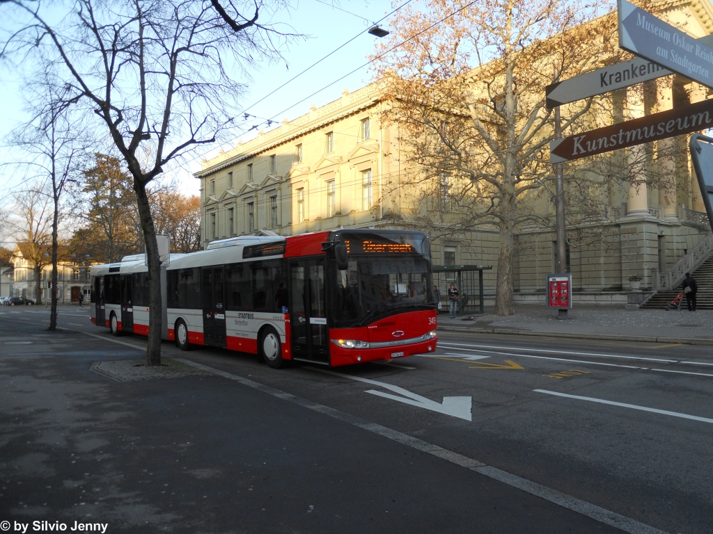 Stadtbus Winterthur Nr. 349 (Solaris Urbino 18) am 4.1.2012 beim Stadthaus. Im Dezember 2011 bentigte Stadtbus Winterthur 5 Gelenkbusse, mit 3 wurden 3 Standardbusse mit nur 2 Tren ersetzt, nachdem man fr diese keine Verwendung mehr hatte, und mit den brigen 2 bot man Beiwagen auf den Linie 5 und 7 an. Fr diese Beiwagen knnen aber auch x-beliebige Busse verwendet werdne, so dass hier der neue Wagen 349 auf der Linie 3 zu sehen ist.