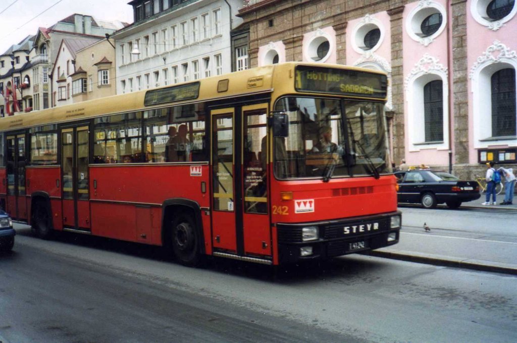 Steyer SL11 HuA 250 der Innsbrucker Verkehrsbetriebe. Aufgenommen im August 1995 in Innsbruck.