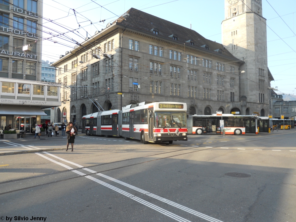 St.Gallerbus Nr. 155 (NAW/Hess BGGT 5-25) am 15.4.2011 beim Bahnhof St.Gallen auf der Linie 3, da dort whrend der OFA (Ostschweizer Frhjahrs Ausstellung) Doppelgelenkbusse eingesetzt werden.