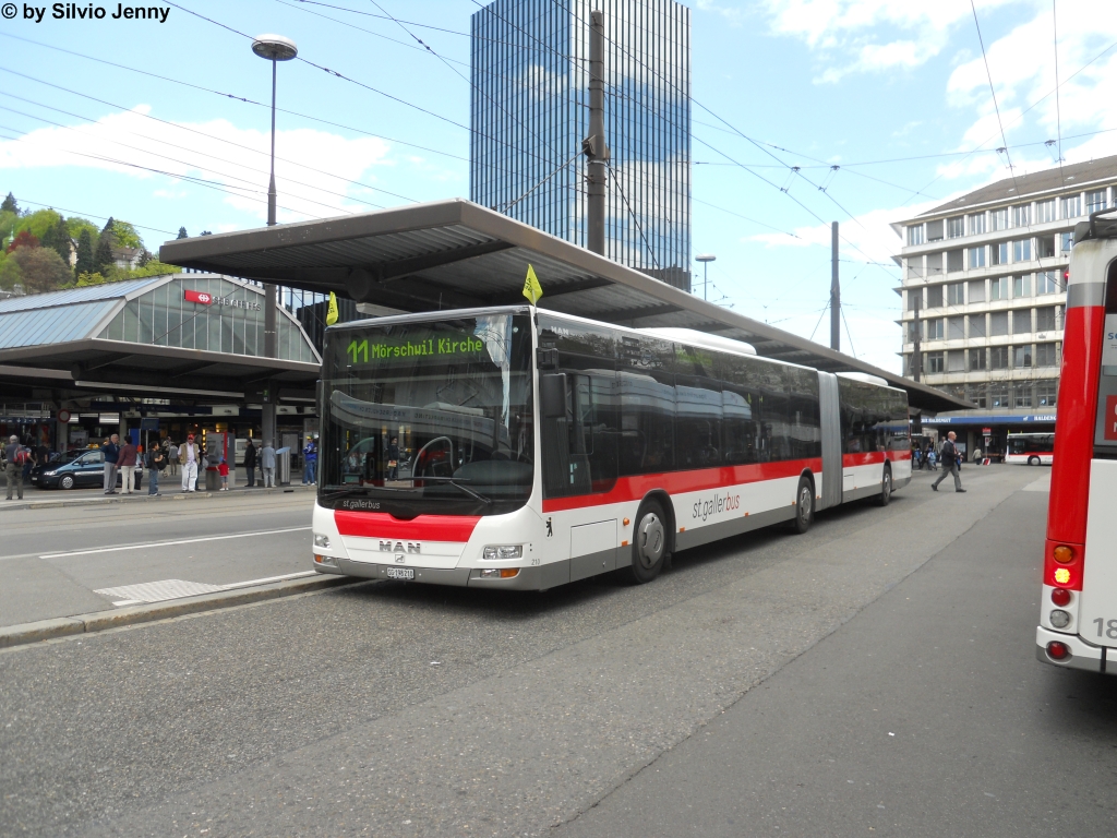 St.Gallerbus Nr. 210 (MAN A23 Lion's City GL) am 4.5.2012 beim Bhf. St.Gallen. Im Jahre 2012 stiess noch ein weiterer MAN Gelenkbus zur Flotte der VBSG dazu, um die erhhte Nachfrage ab zu decken.
