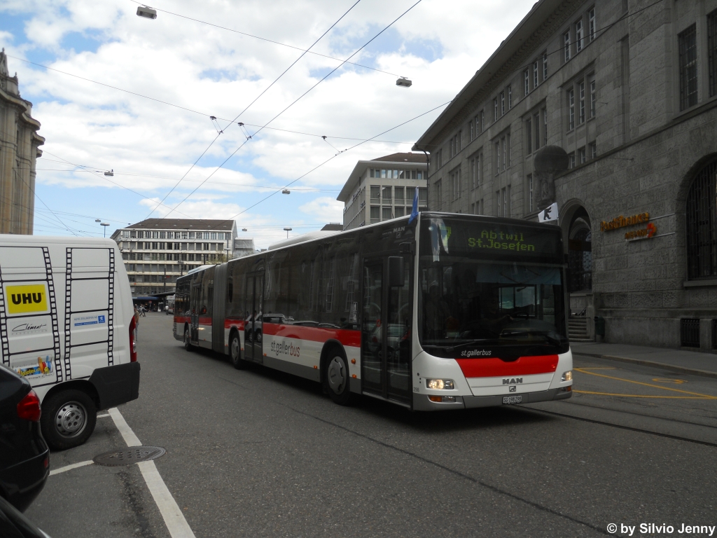 St.Gallerbus Nr. 298 (MAN A23 Lion's City GL) am 4.5.2012 beim Bhf. St.Gallen. Selten ist der Einsatz der berlandbusse 297 + 298 auf den innerstdtischen Linien. Statt wie hier auf dem 7er, sind die 3-trigen Gelenkbusse sonst auf der Linie 151 St.Gallen - Gossau an zu treffen.