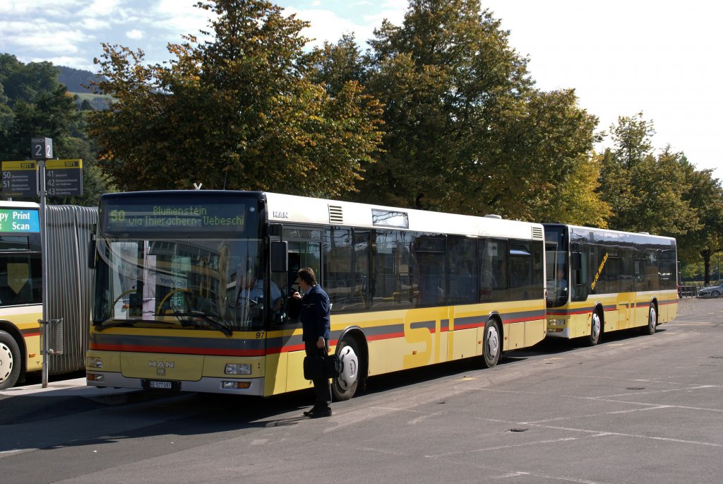 STI Bus BE 577097 mit der Betriebsnummer 97 wartet am Bahnhof Thun auf seine Abfahrtszeit. Die Aufnahme stammt vom 01.10.2008.