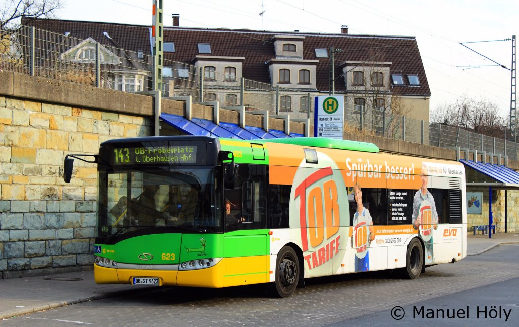STO 623.
Der Bus wirbt fr EVO Top Tarif.
Die STO fhrt die Linie 143 von Essen Borbeck nach Oberhausen Frbelplatz in Eigenregie.
Aufgenommen am Bahnhof Essen Borbeck, 3.2.2012.