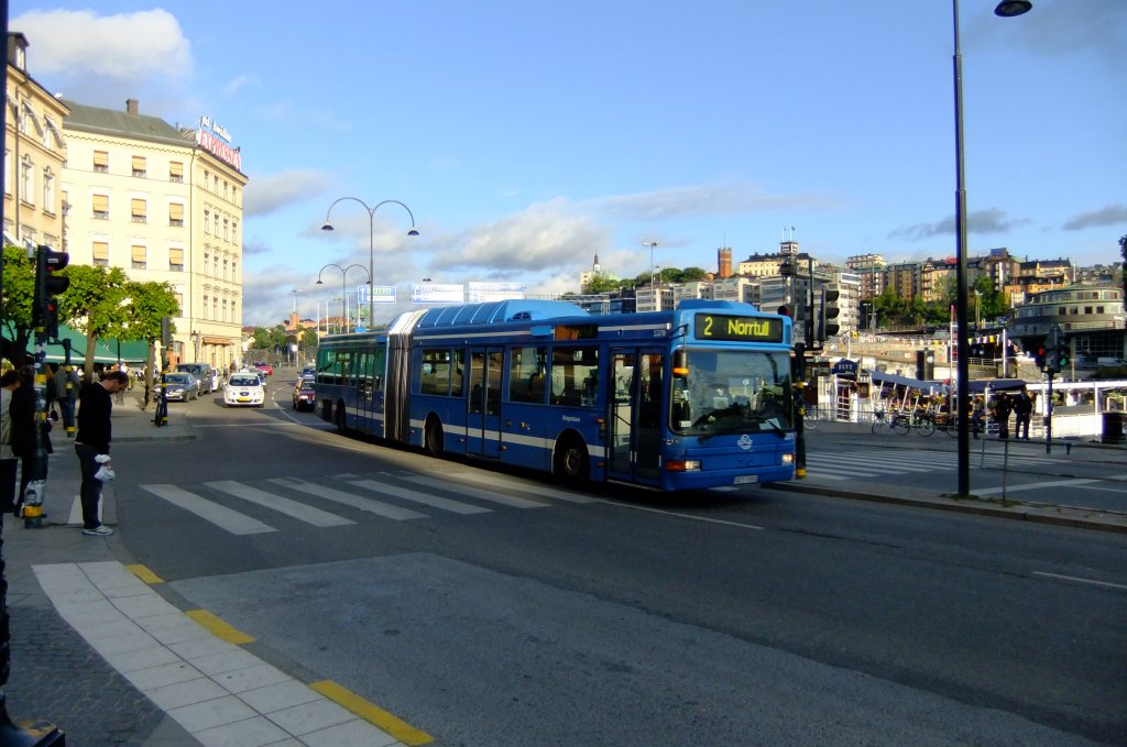Stockholms Stadtbusse sind grossmehrheitlich mit alternativen Antrieben unterwegs, so auch dieser ltere Volvo-Gelenkbus, aufgenommen bei der T-Station Gamla Stan am 15.6.2010. 