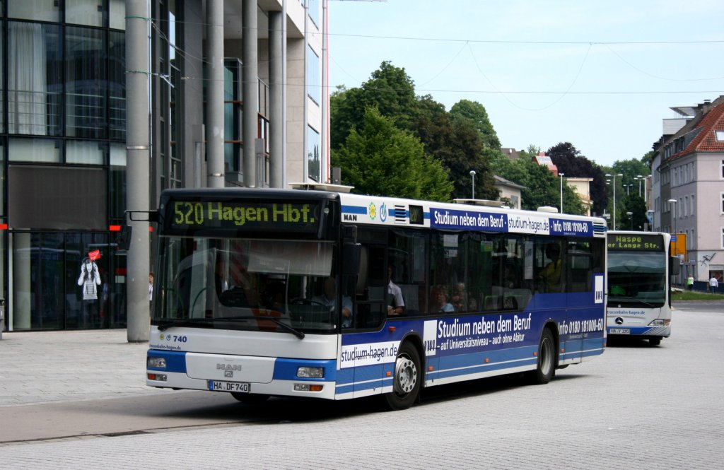 Straenbahn Hagen 740 (HA DF 740) macht Werbung fr VWA.
Hagen Stadtmitte, 6.6.2010.