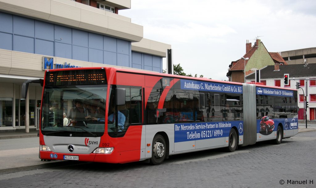 SVHI 092 (HI SV 1092) aufgenommen am HBF Hildesheim, 16.8.2010.
Der Bus wirbt fr Mercedes Benz.