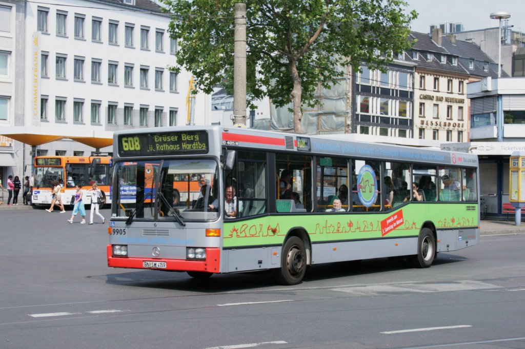 SWB 9905 (BN SW 4159) mit der Linie 608 zum Brser Berg.
Der Wagen wirbt fr den Grten Flohmarkt Deutschlands im Freizeitpark Rheinaue.
28.6.2009