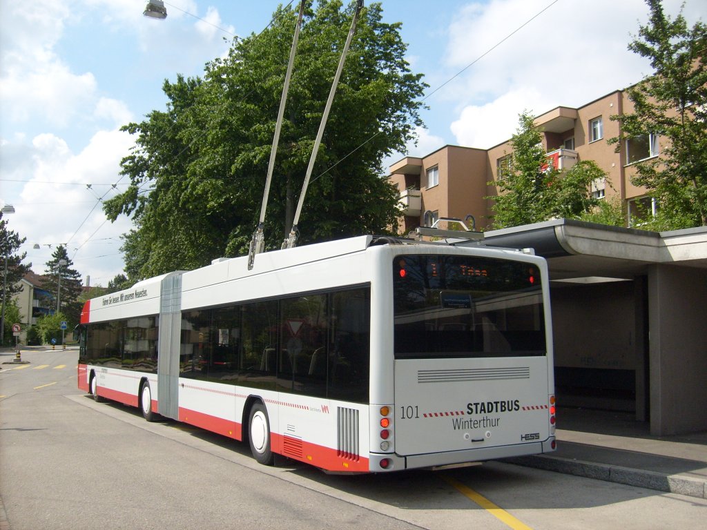 Swisstrolley 3 bei Stadtbus Winterthur: mit Abdeckkappen auf den Rdern, nur die hinterste Achse ist angetrieben, keine Fangseile an den Stromabnehmern.