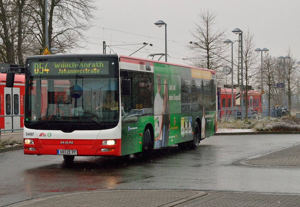 SWK Bus 5497 auf der Linie 054, hier am Anrather Bahnhof. 23.3.2013
