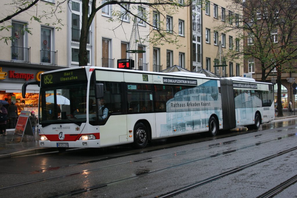 SWN 235 (NE ZS 235) mit Werbung fr die Rathaus Arkaden Kaarst.
Aufgenommen auf der Schwannstr. in Neuss mit der Linie 852 nach Norf.
28.11.2009