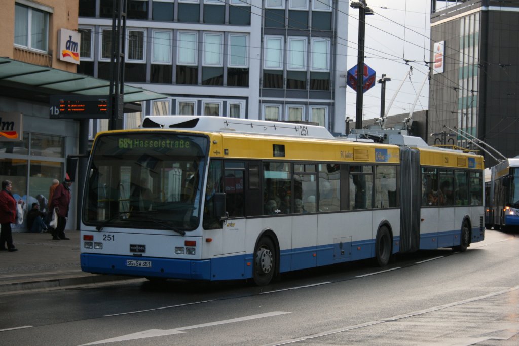 SWS 251 (SG SW 351) mit der Linie 684 zur Hasselstr.
Aufgenommen am ZOB Solingen Stadtmitte am 21.11.2009.